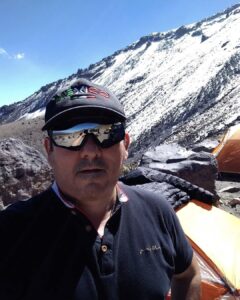 Rafael Arias en un campamento de alta montaña